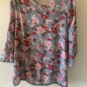 Dee Elle dress w beautiful floral design. Bell sleeves.